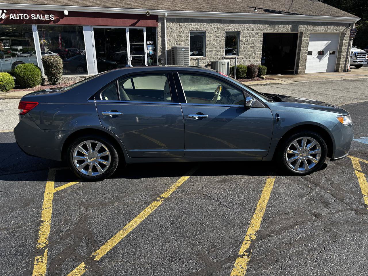 Used 2012 Lincoln MKZ FWD image 8