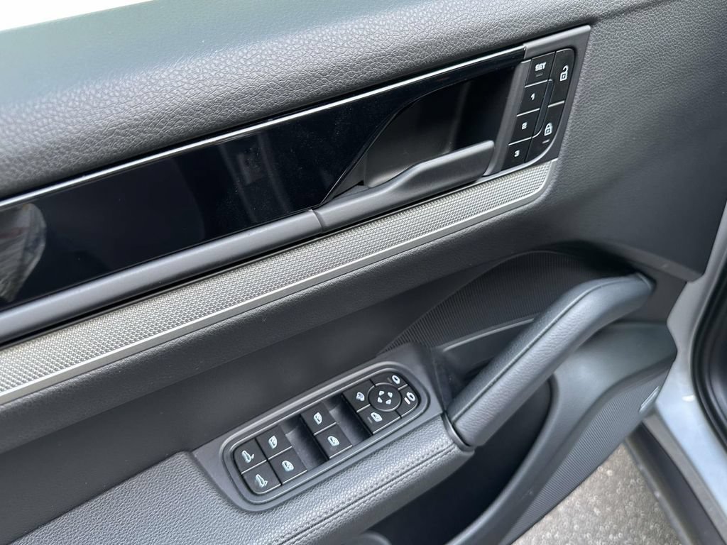 Certified 2026 Porsche Cayenne AWD/4WD image 18