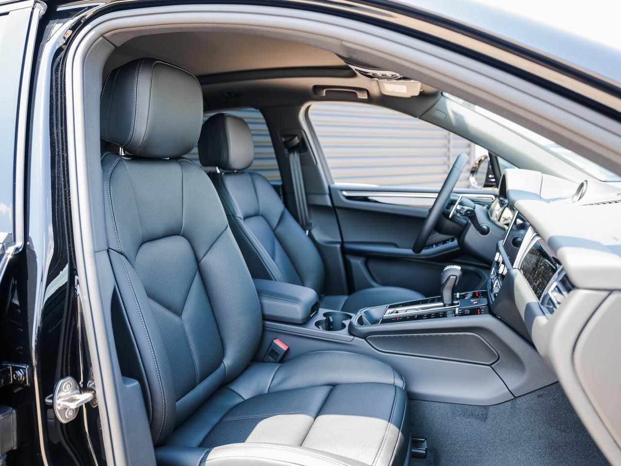 Certified 2026 Porsche Macan AWD/4WD image 28
