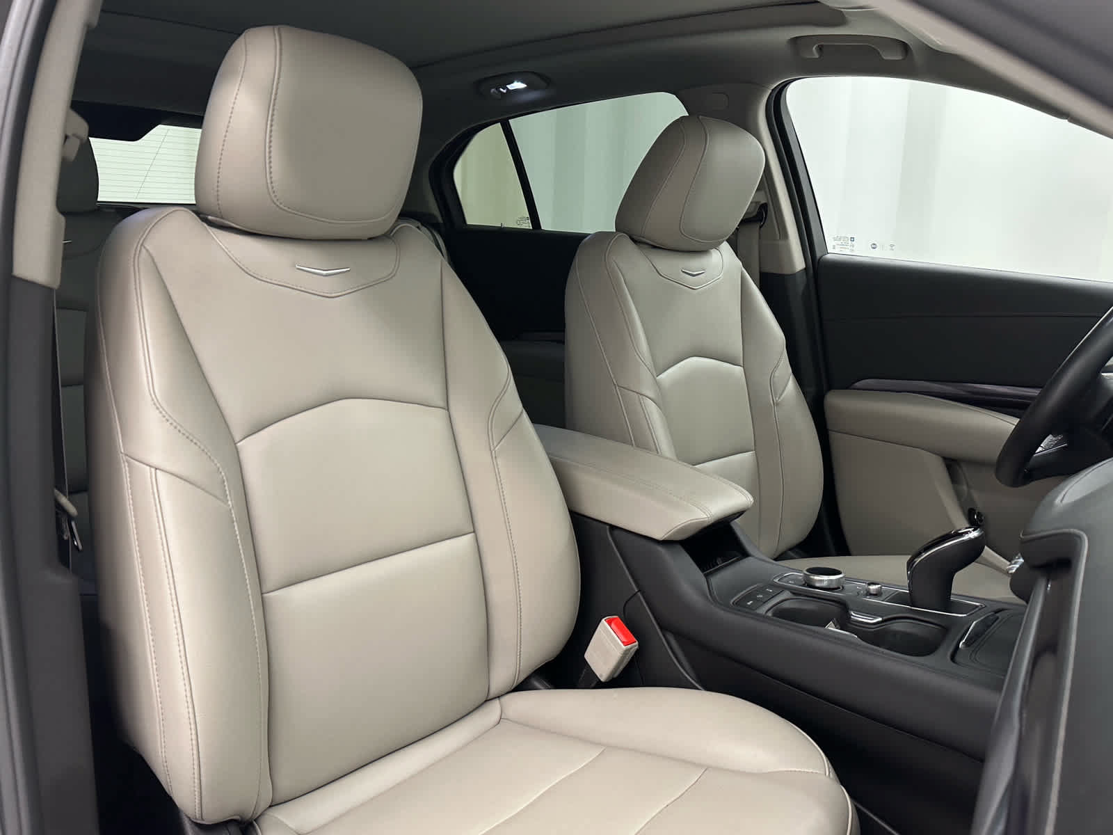 Used 2023 Cadillac XT4 Luxury w/ Cold Weather Package AWD/4WD image 19