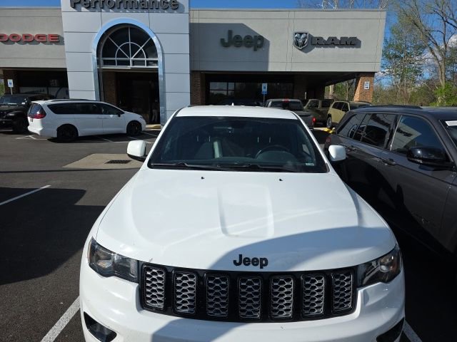 Used 2017 Jeep Grand Cherokee Altitude image 2