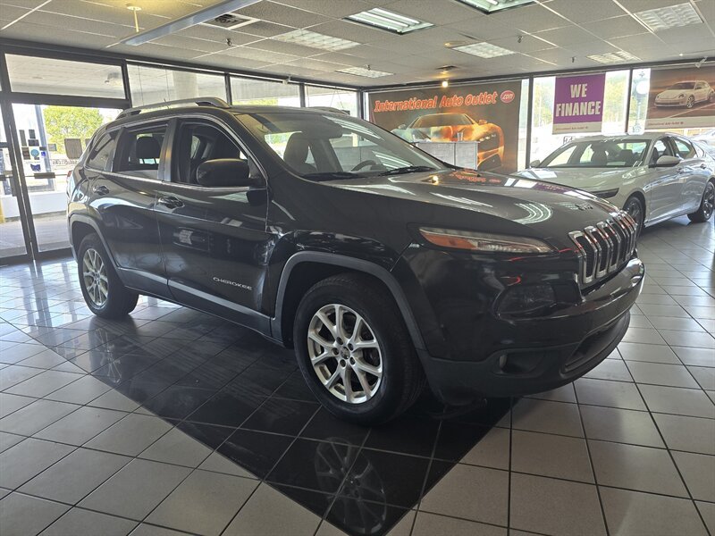Used 2014 Jeep Cherokee Latitude AWD/4WD image 3