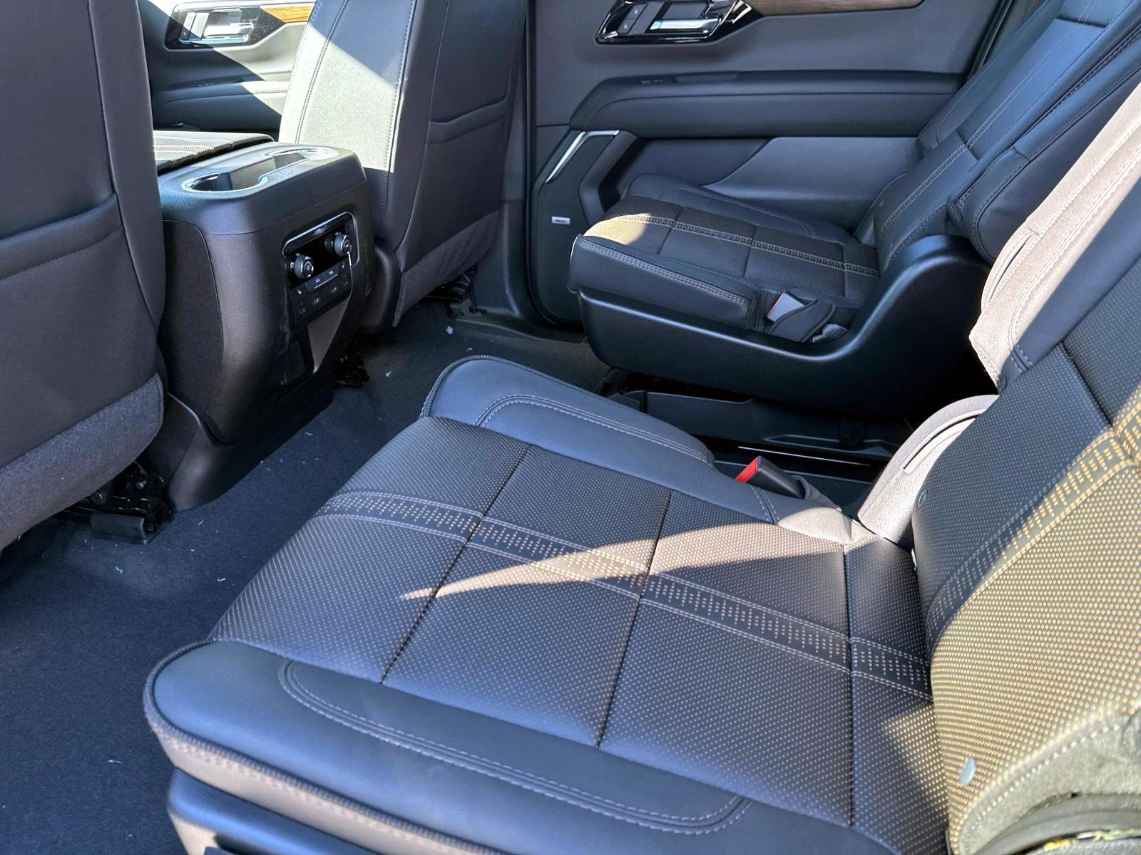 New 2026 Chevrolet Suburban High Country image 14