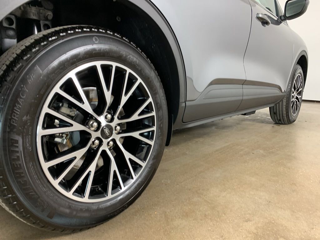 Used 2025 Ford Escape SE image 9