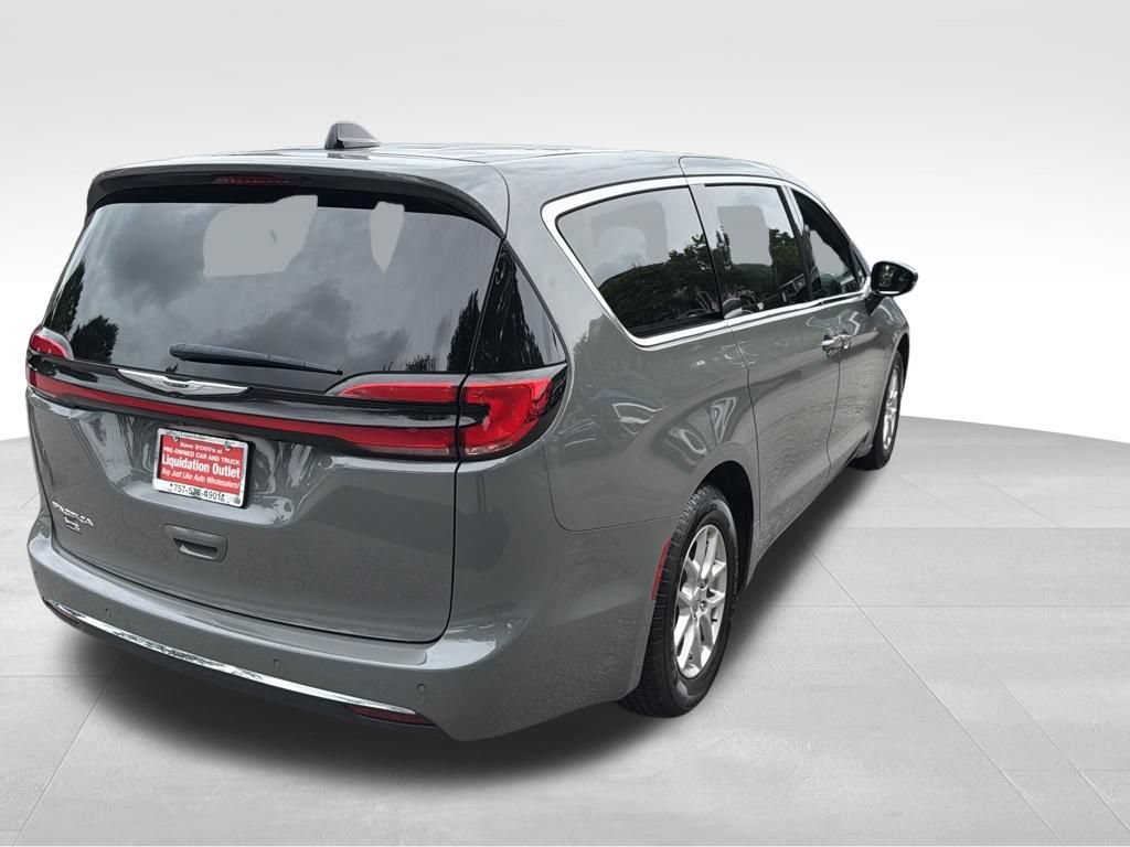 Used 2025 Chrysler Pacifica Select FWD image 11