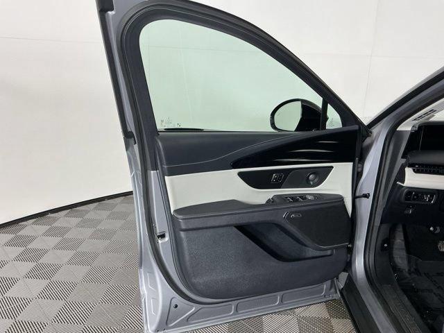 Used 2025 Lincoln Nautilus Reserve AWD/4WD image 15
