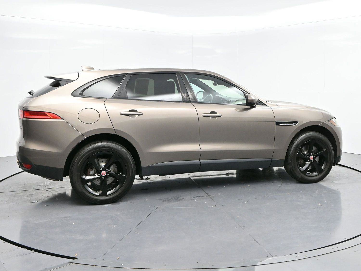 Used 2017 Jaguar F-PACE Premium image 8