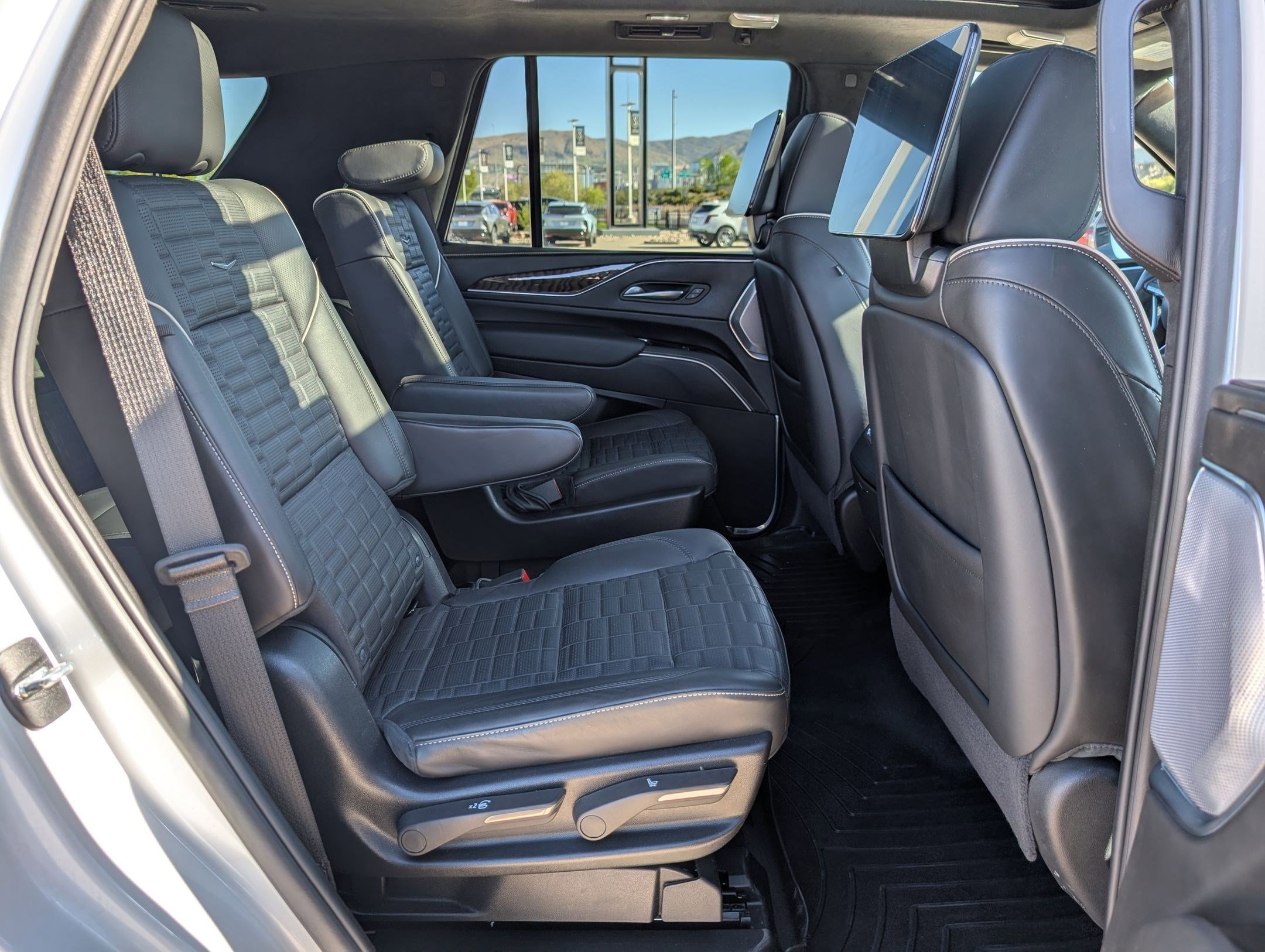 Used 2024 Cadillac Escalade Sport Platinum w/ LPO, ONYX Package image 29