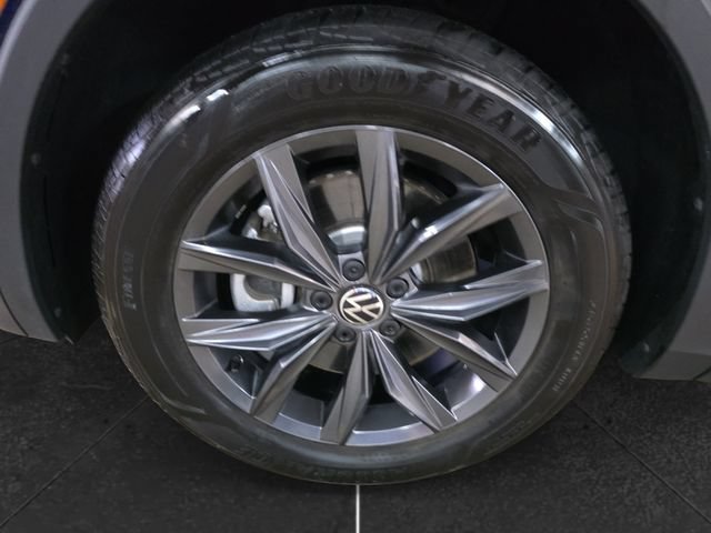 Used 2024 Volkswagen Tiguan SE AWD/4WD image 9
