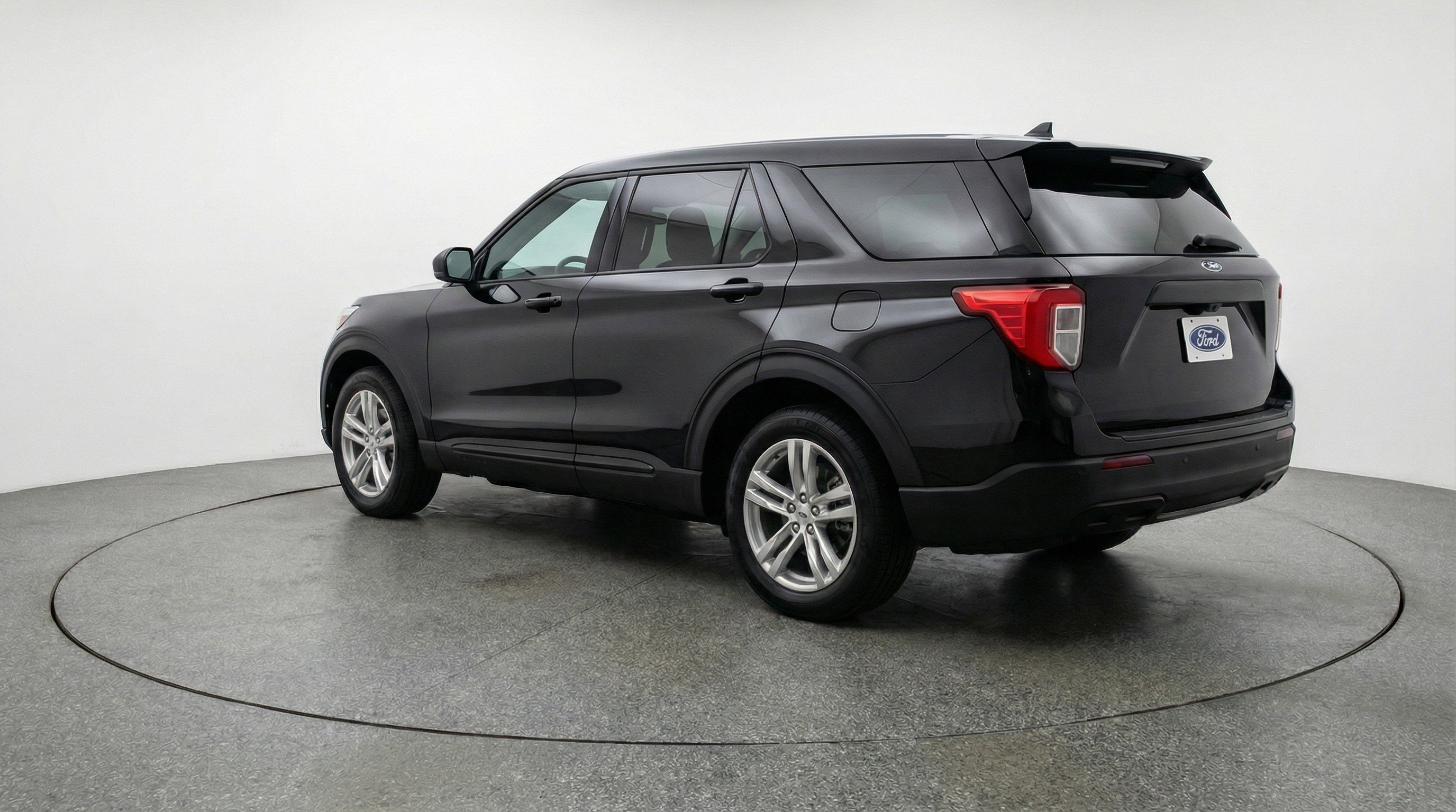 Used 2024 Ford Explorer XLT w/ Equipment Group 202A image 6