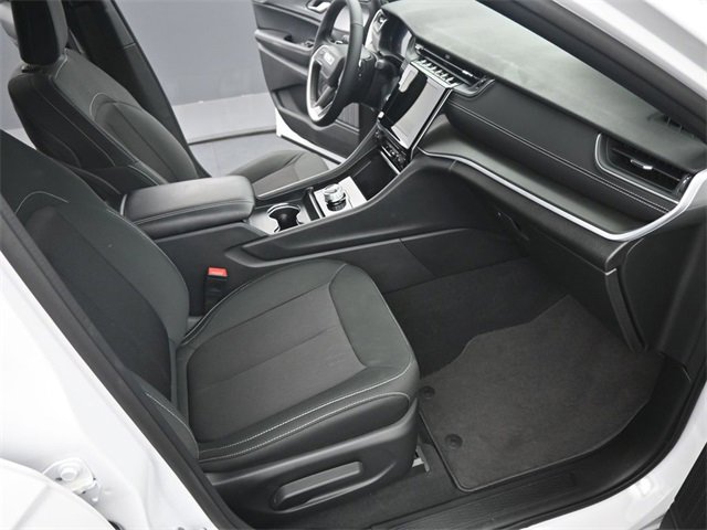 Used 2024 Jeep Grand Cherokee Laredo image 17