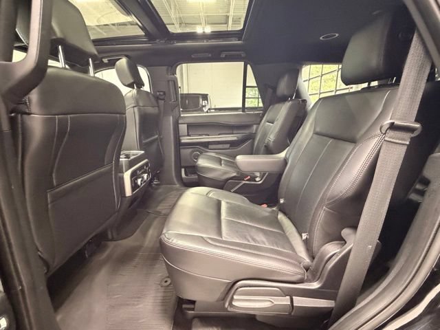 Used 2020 Ford Expedition XLT w/ Equipment Group 202A AWD/4WD image 21