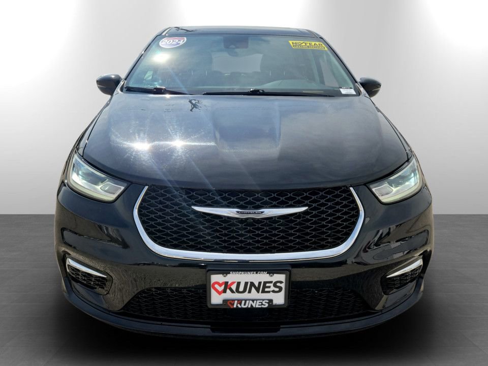 Used 2024 Chrysler Pacifica Select image 4