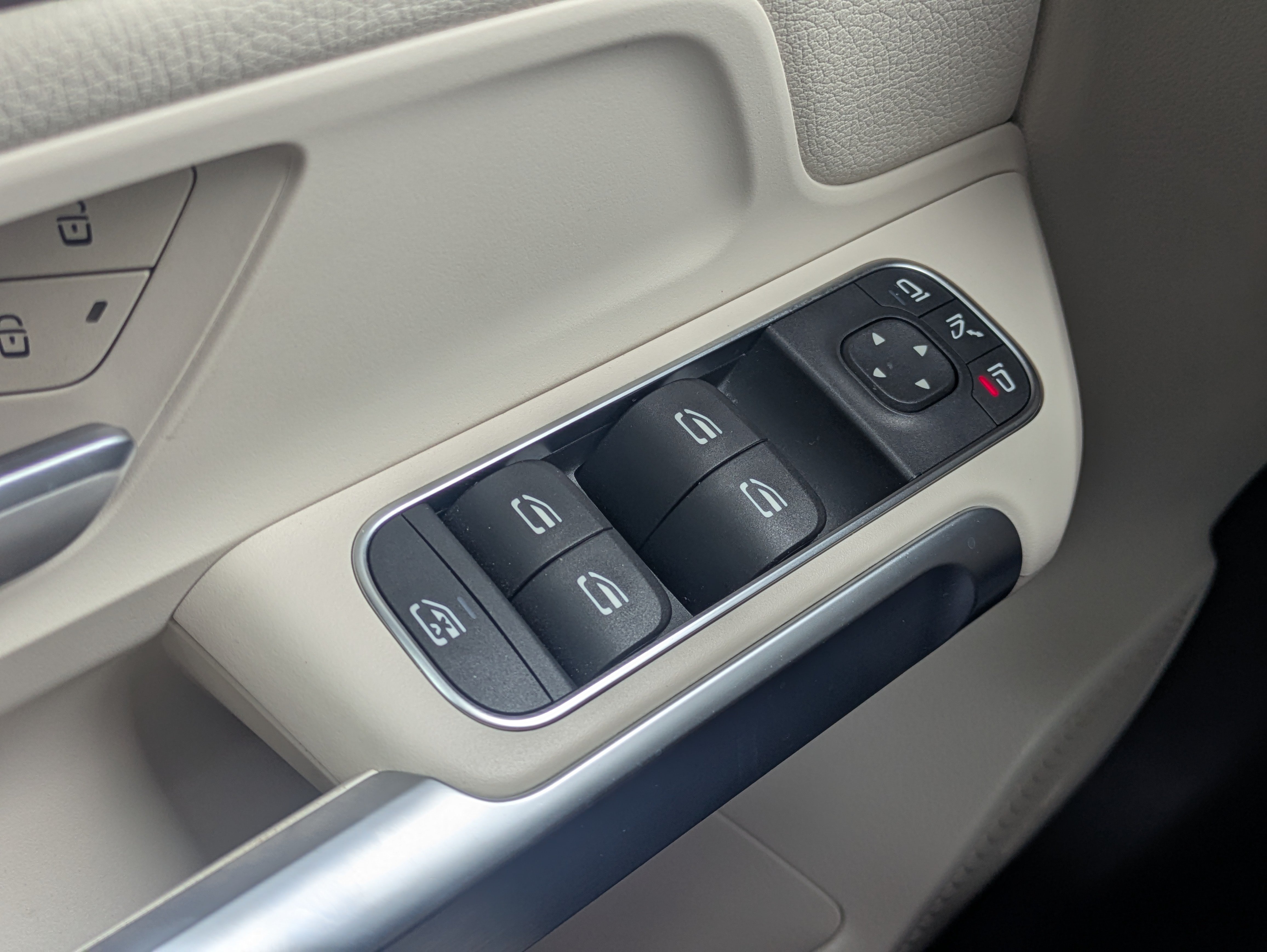 Used 2023 Mercedes-Benz EQB 300 4MATIC image 23