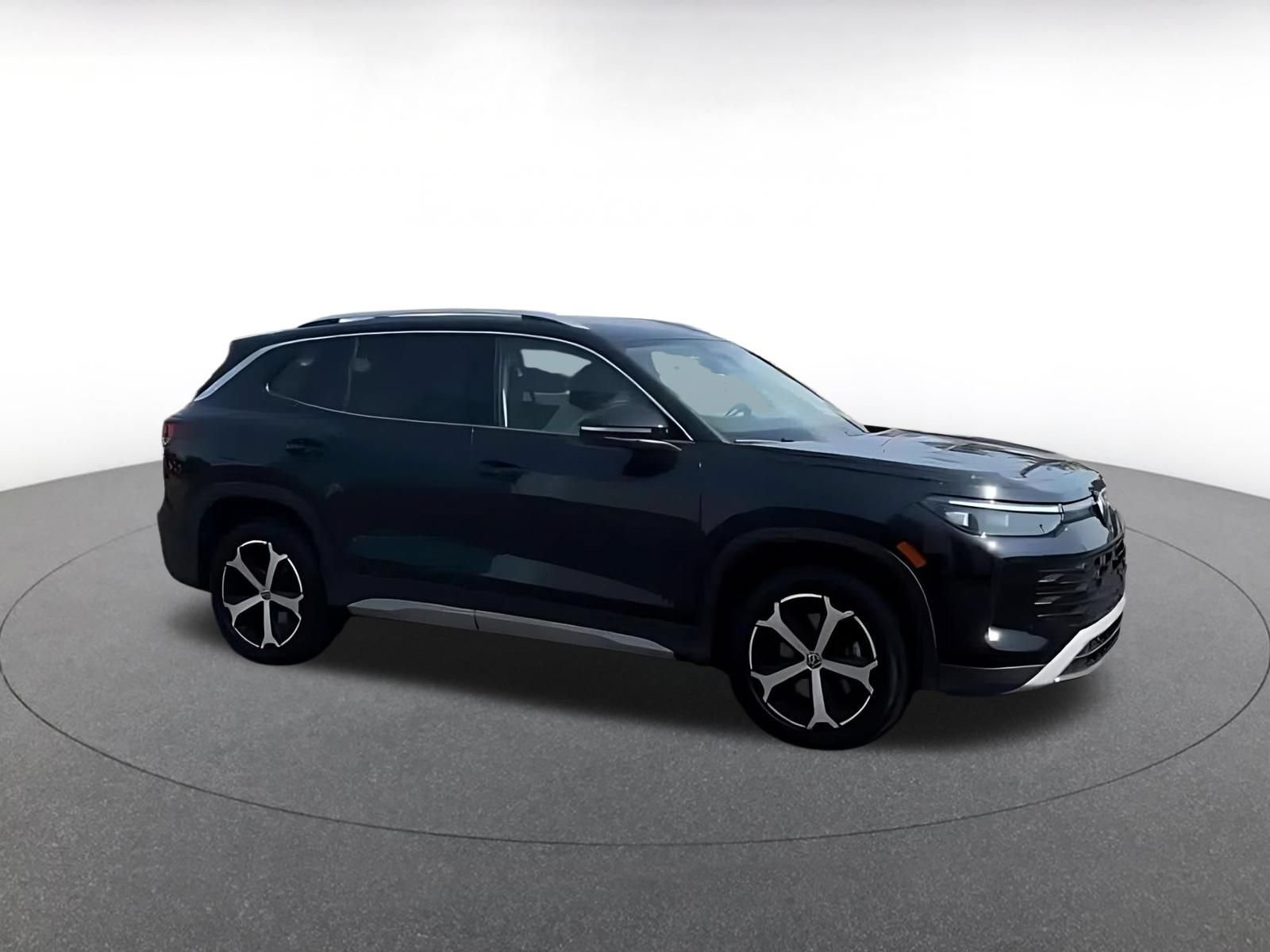 Used 2026 Volkswagen Tiguan SE AWD/4WD image 2