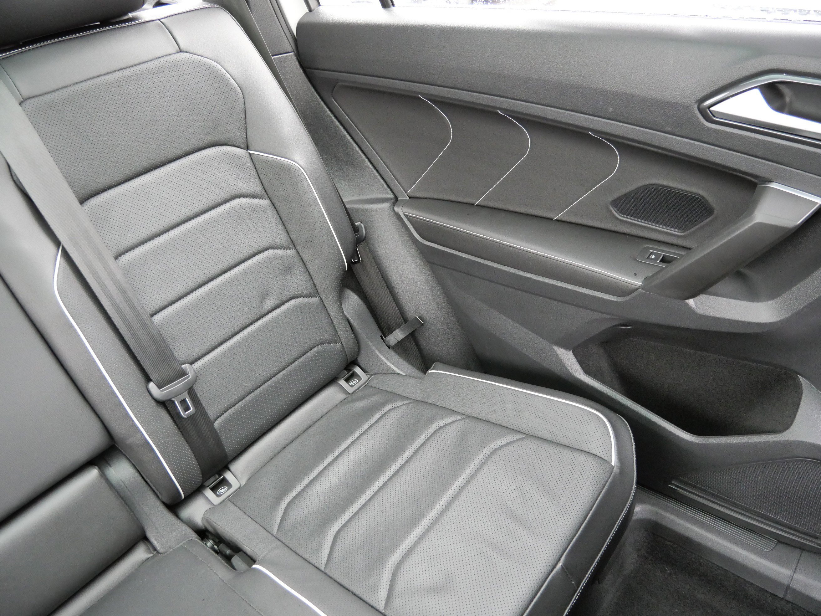 Certified 2022 Volkswagen Tiguan SEL R-Line image 14