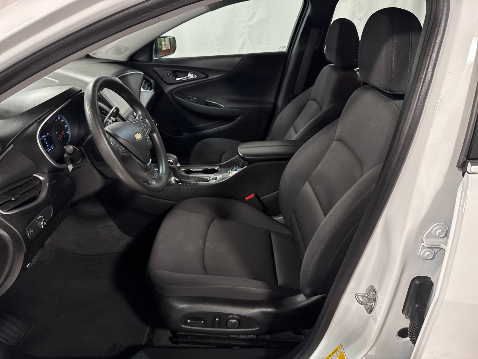 Used 2024 Chevrolet Malibu LT FWD image 3