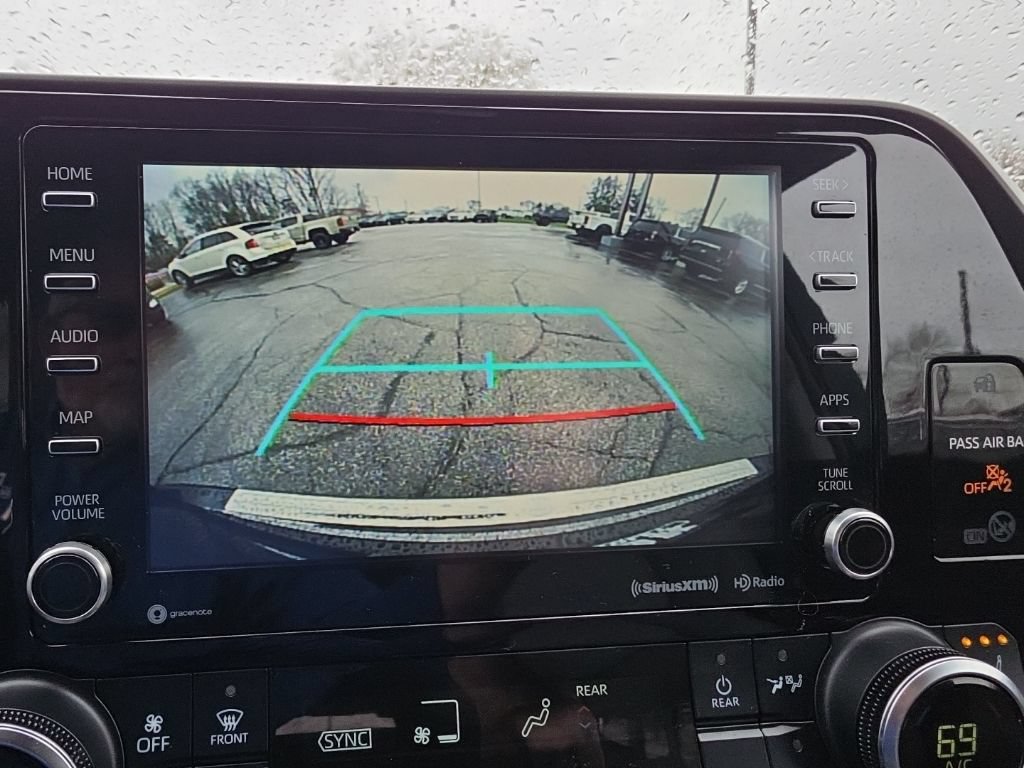 Used 2020 Toyota Highlander XLE AWD/4WD image 16