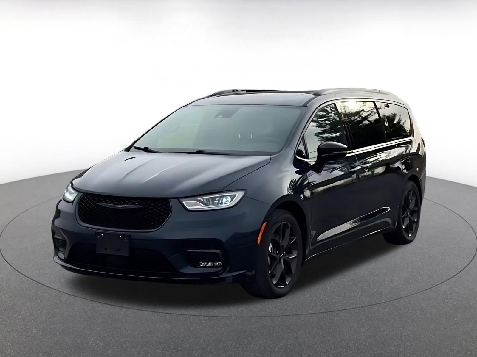 Used 2025 Chrysler Pacifica Limited image 7