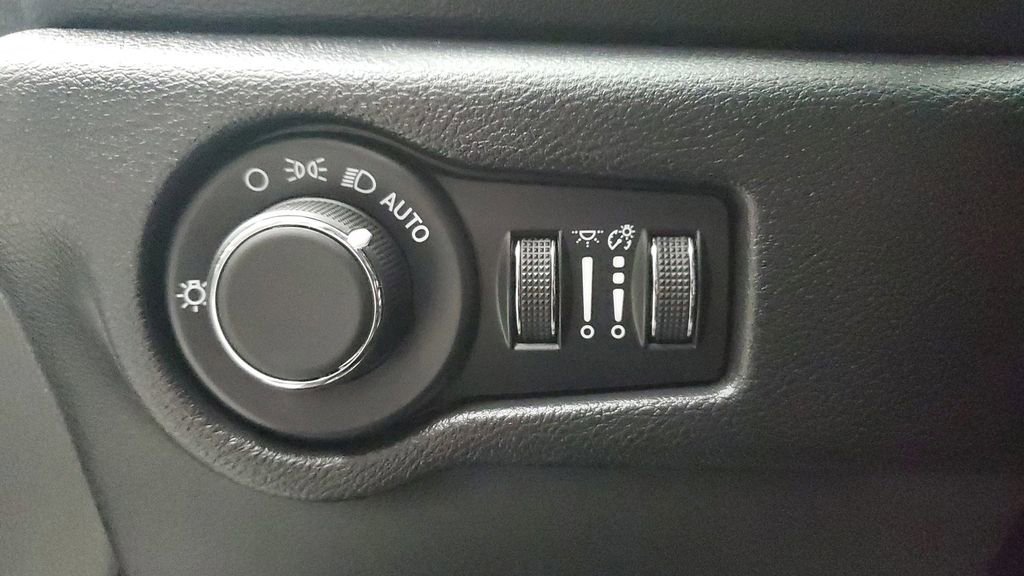 Used 2025 Chrysler Voyager LX image 21