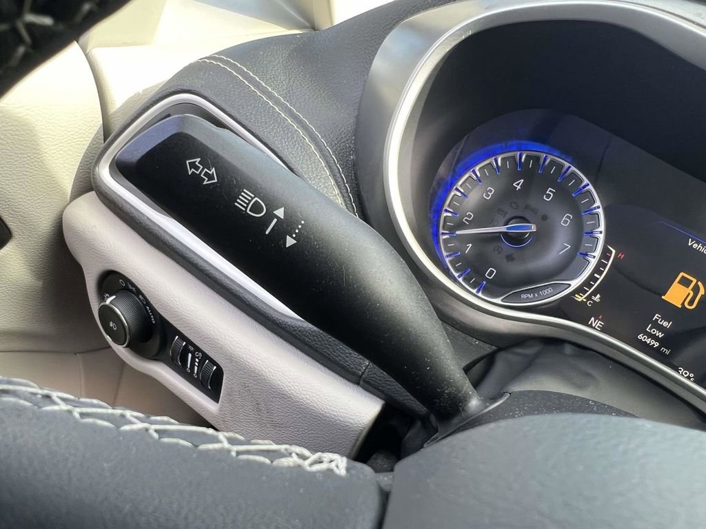 Used 2023 Chrysler Pacifica Touring-L image 35