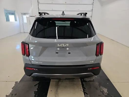 Used 2023 Kia Sorento S w/ Panoramic Sunroof Package AWD/4WD image 5