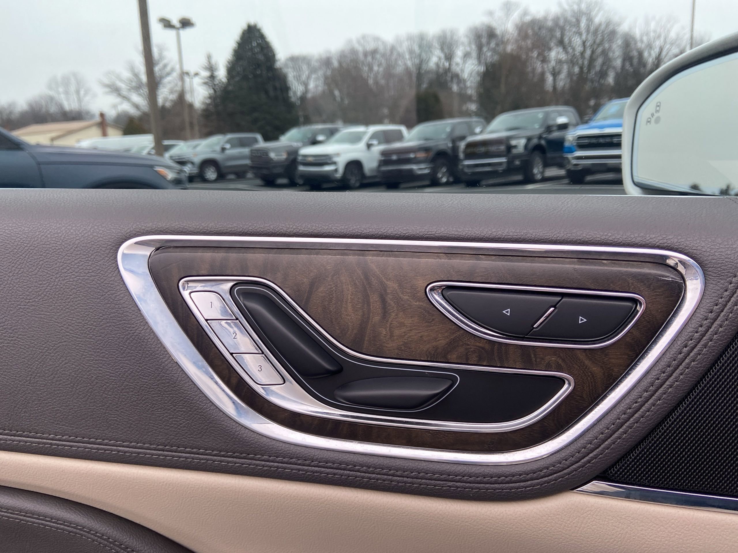 Used 2017 Lincoln Continental Select w/ Continental Climate Package image 28