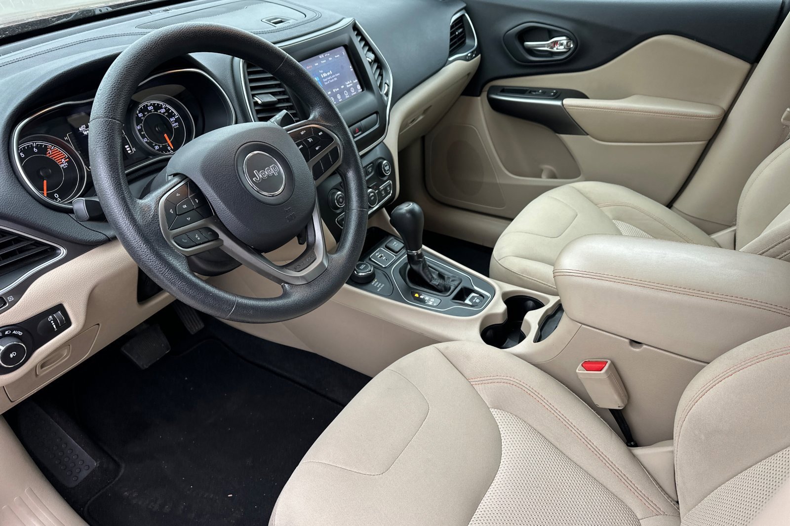 Used 2019 Jeep Cherokee Latitude w/ Popular Appearance Group image 10