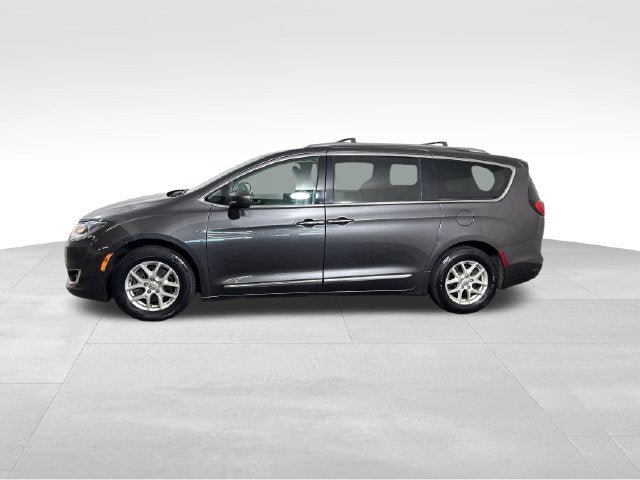 Used 2020 Chrysler Pacifica Touring-L FWD image 2
