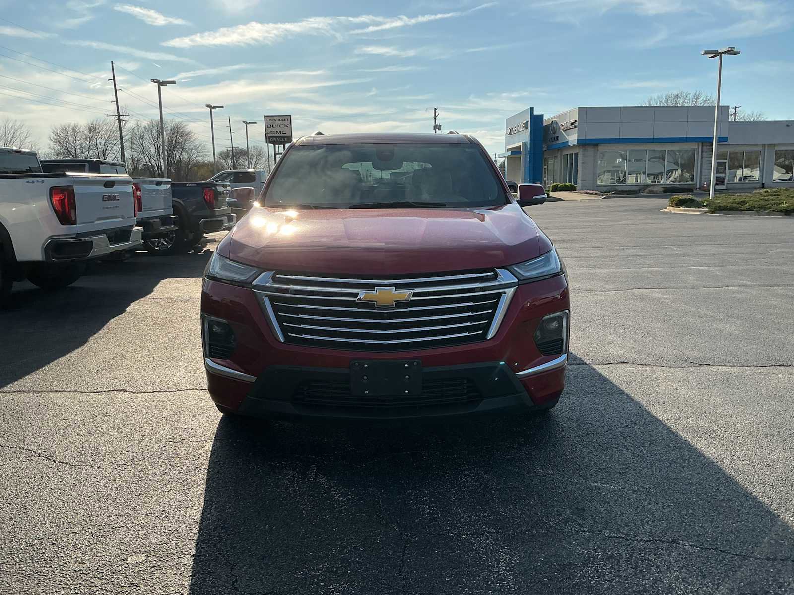 Used 2023 Chevrolet Traverse Premier FWD image 2