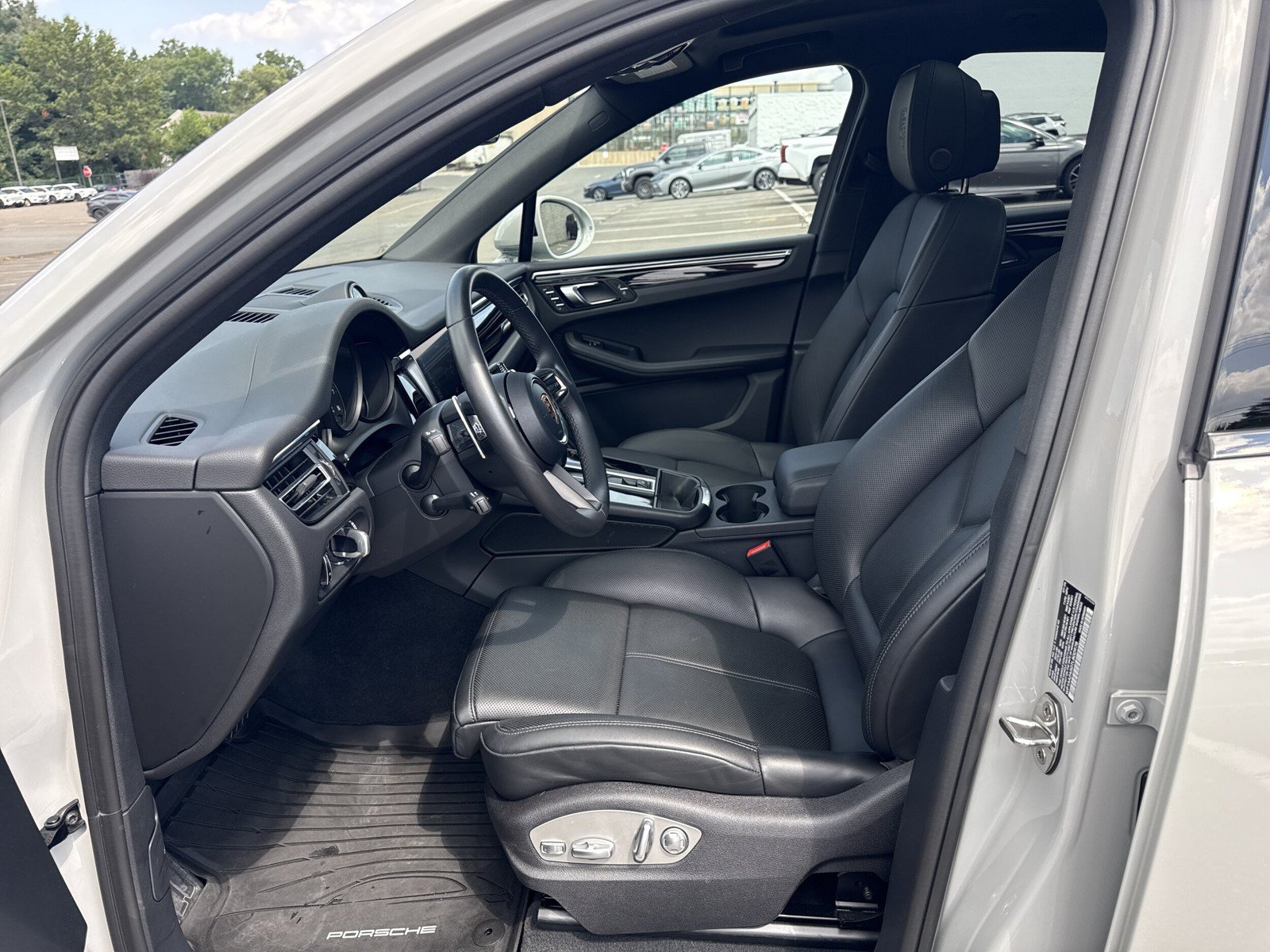Used 2026 Porsche Macan AWD/4WD image 16
