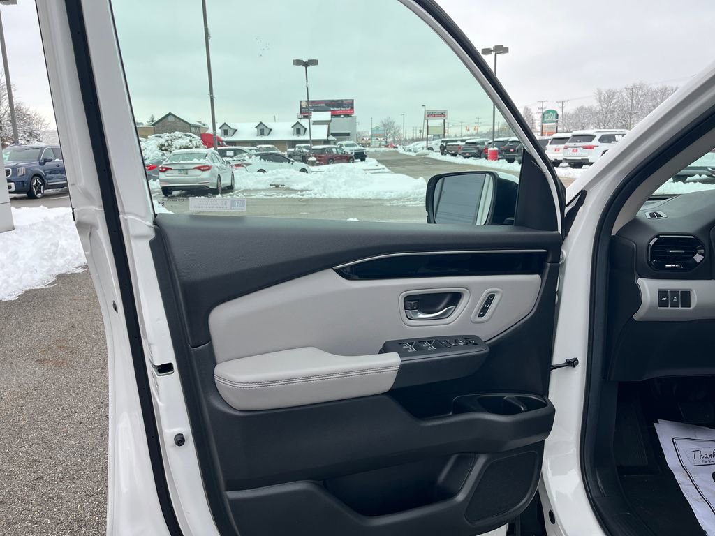 Used 2025 Honda Pilot Touring image 11