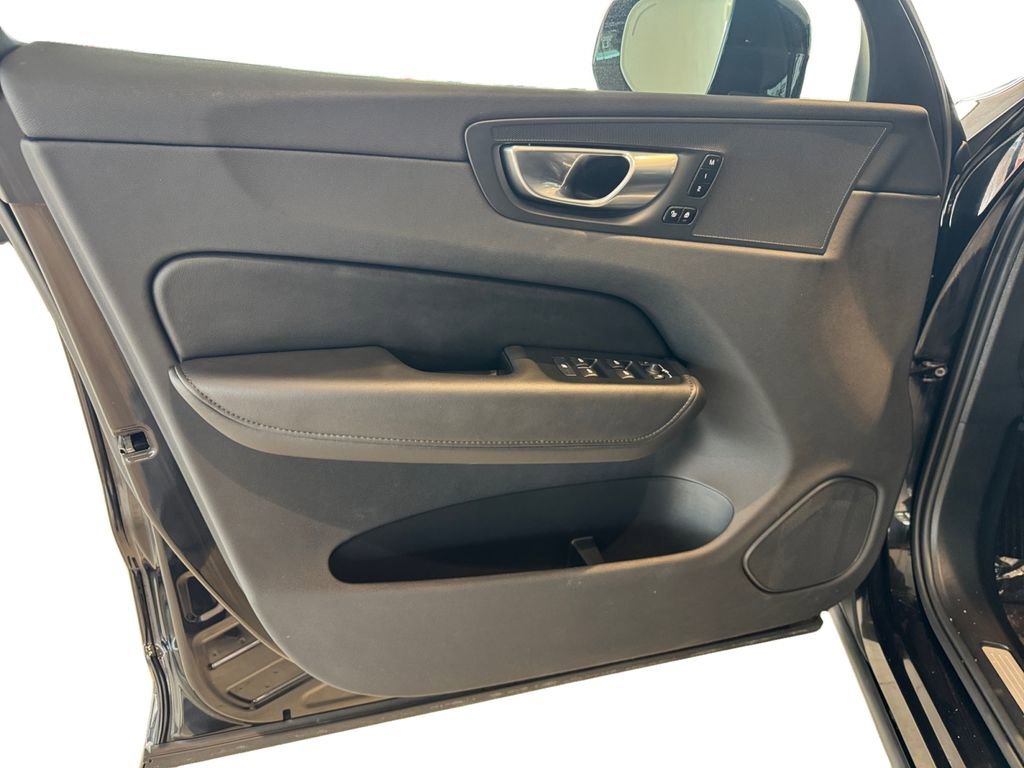Certified 2025 Volvo XC60 B5 Core image 8