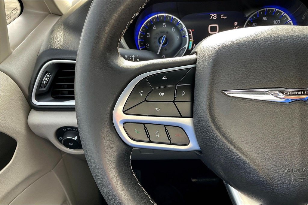 Used 2023 Chrysler Pacifica Touring-L FWD image 14