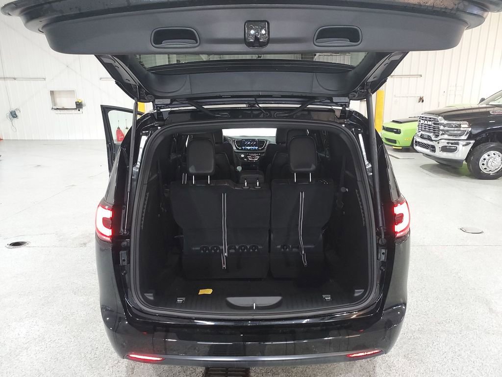 New 2026 Chrysler Pacifica Select w/ S Appearance Package image 30