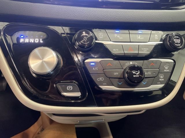 Used 2024 Chrysler Pacifica Touring-L image 14