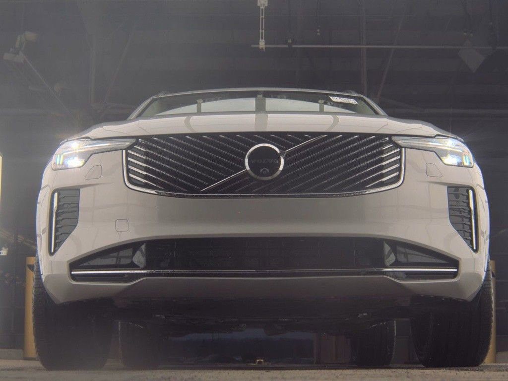 Used 2025 Volvo XC90 B6 Plus image 2