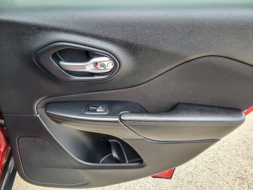 Used 2016 Jeep Cherokee Sport image 20