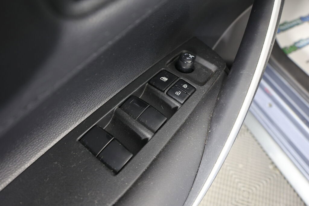 Used 2020 Toyota Corolla SE w/ Carpet Mat Package (TMS) image 31