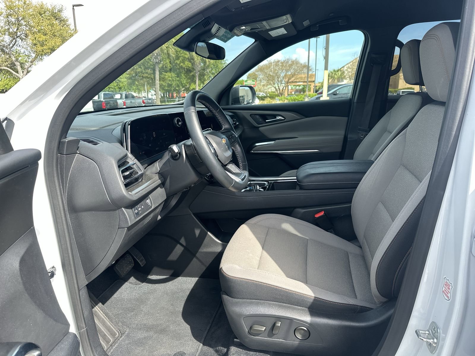 Used 2025 Chevrolet Traverse LT FWD image 16