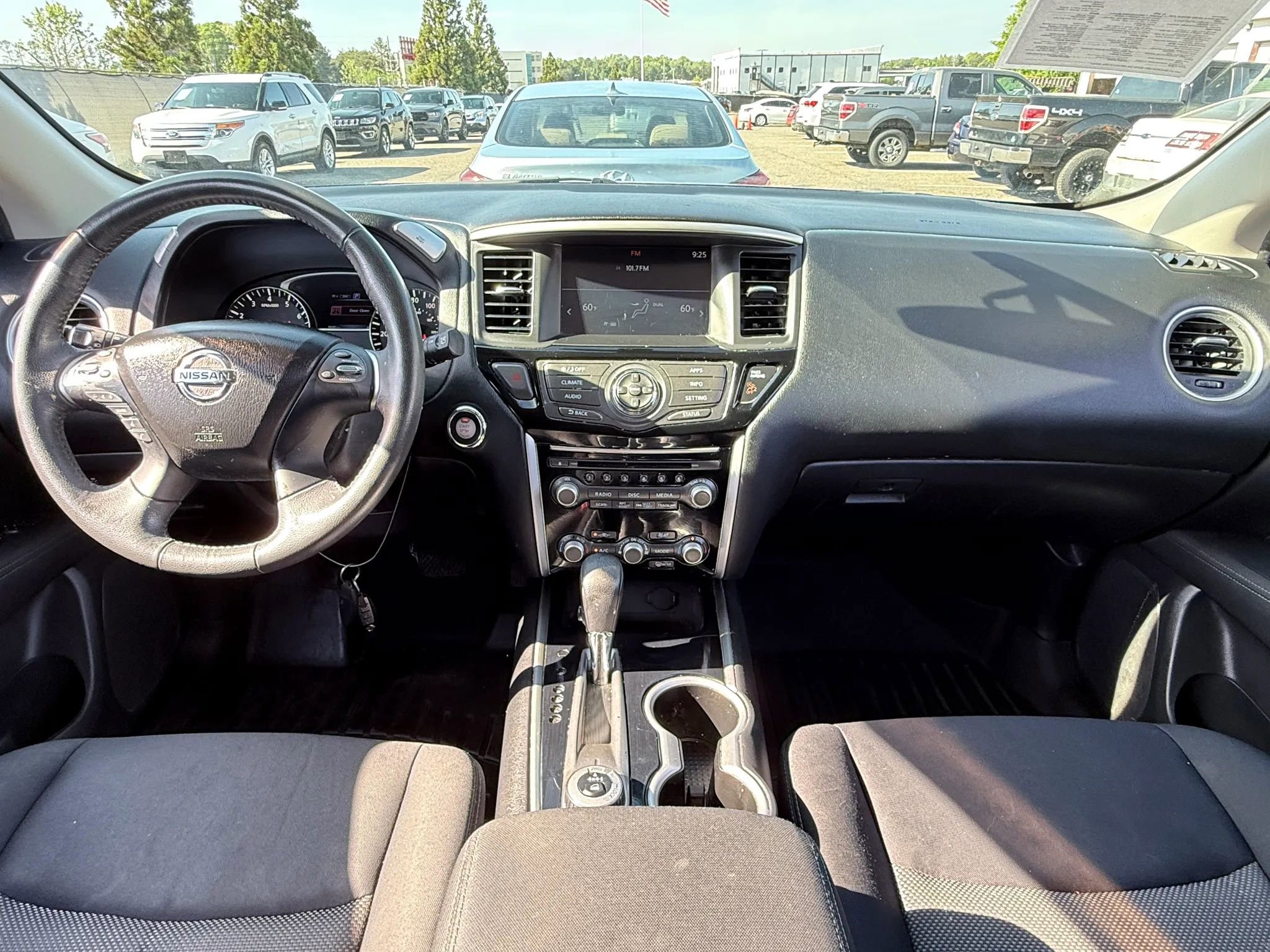 Used 2017 Nissan Pathfinder SV image 3