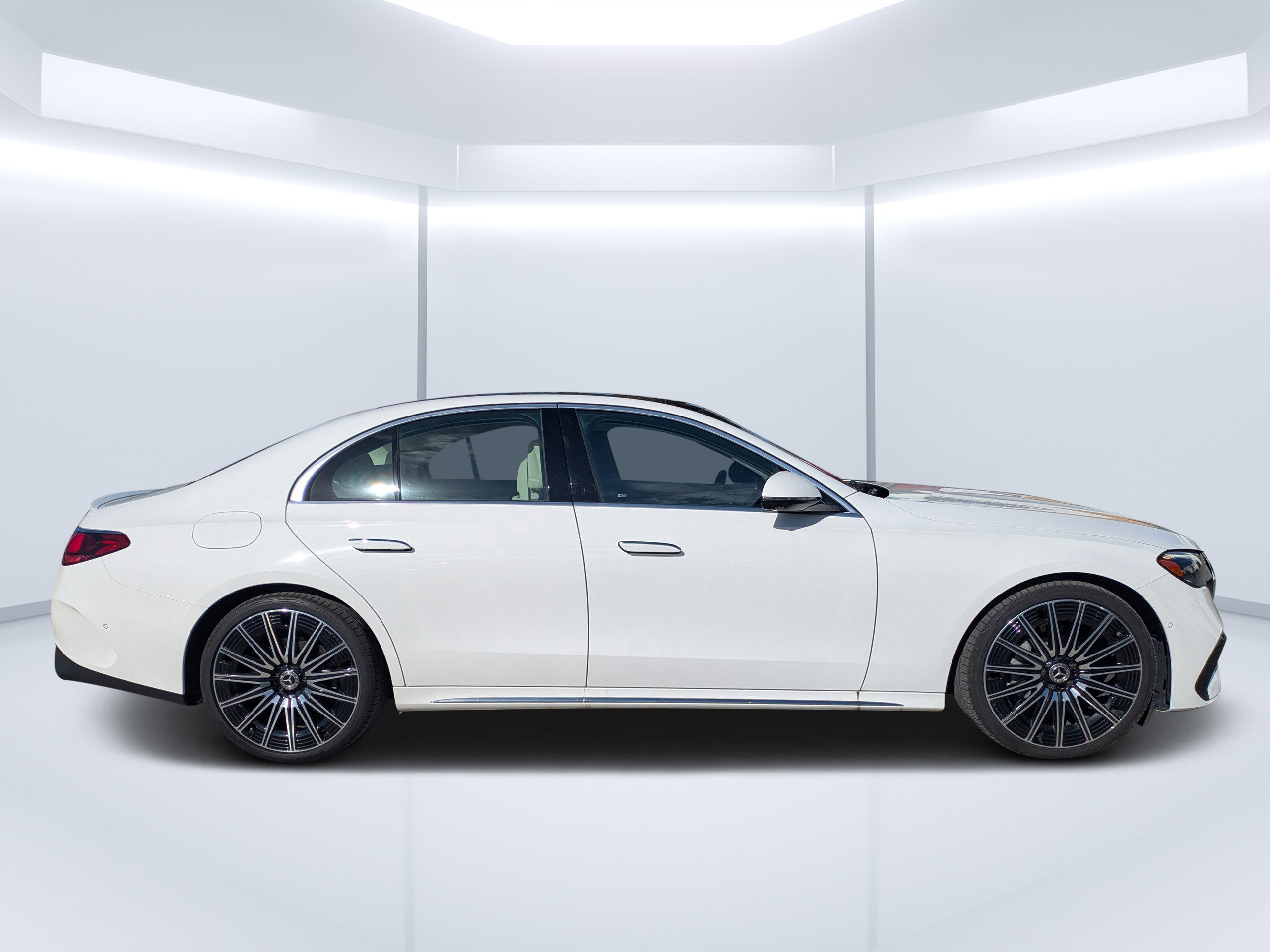 Used 2025 Mercedes-Benz E 350 4MATIC Sedan image 5