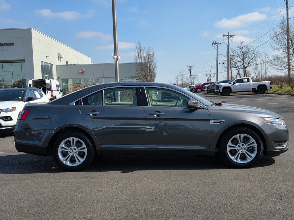 Used 2018 Ford Taurus SE image 4