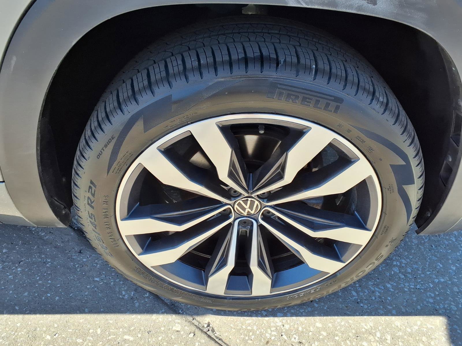 Used 2021 Volkswagen Atlas SEL R-Line image 9