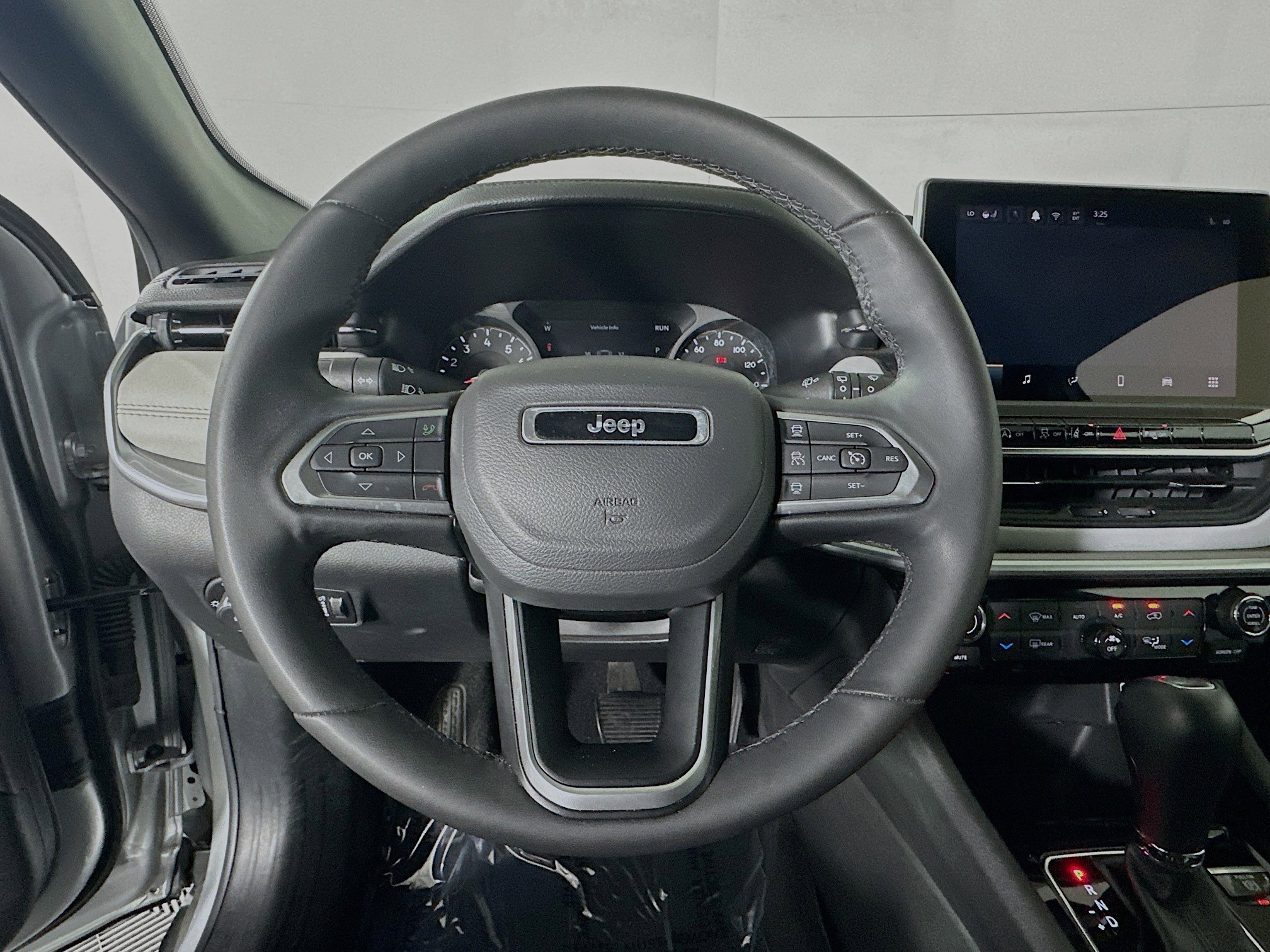 Used 2025 Jeep Compass Limited AWD/4WD image 15