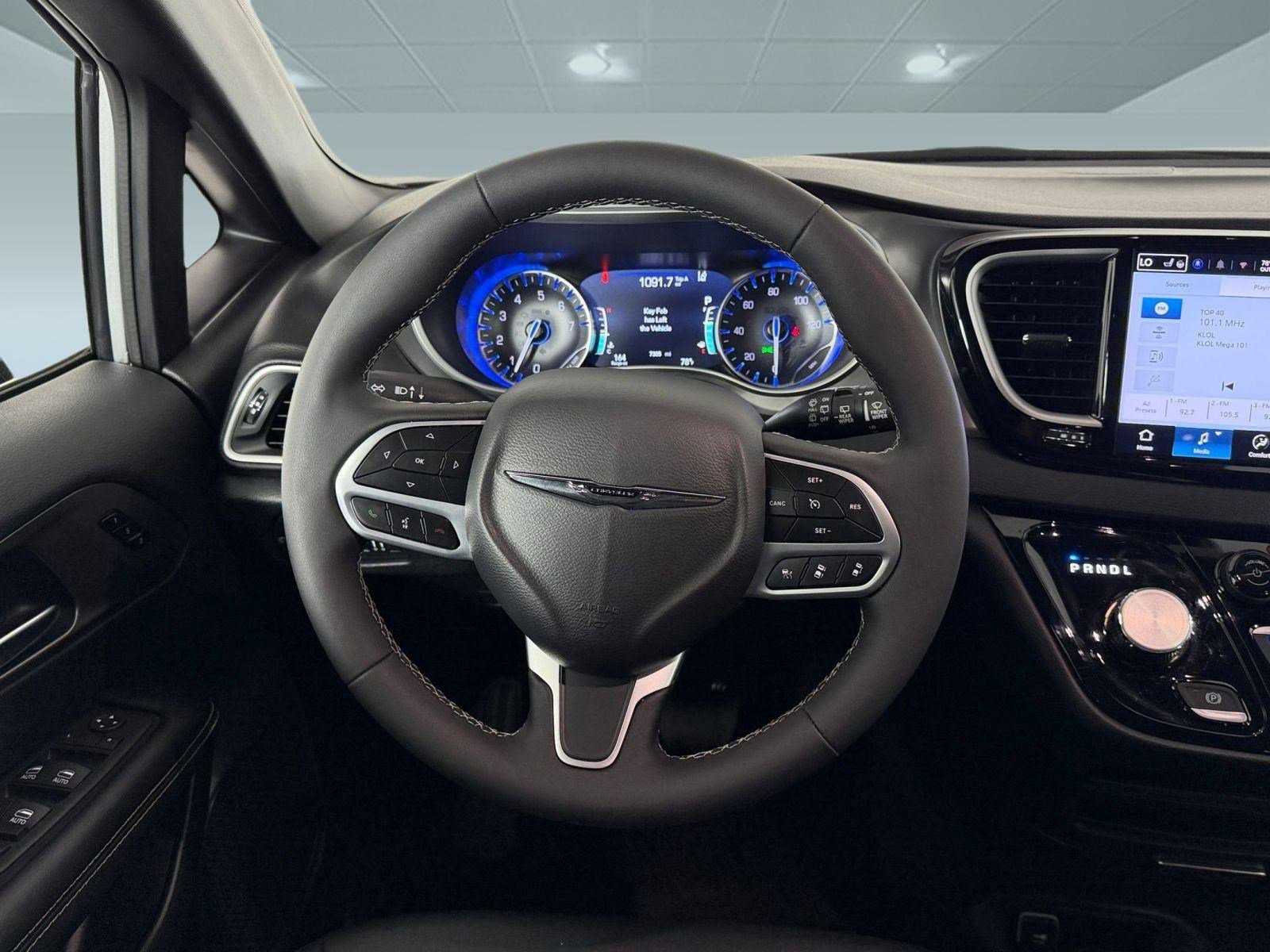 Used 2026 Chrysler Pacifica Select image 23