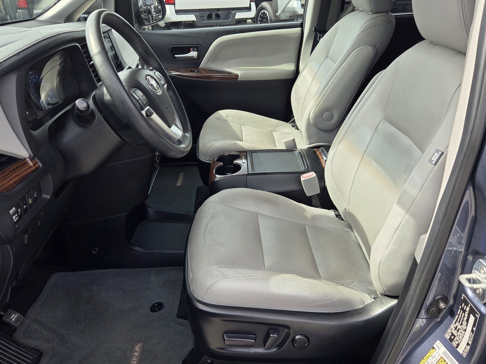 Used 2015 Toyota Sienna Limited image 4