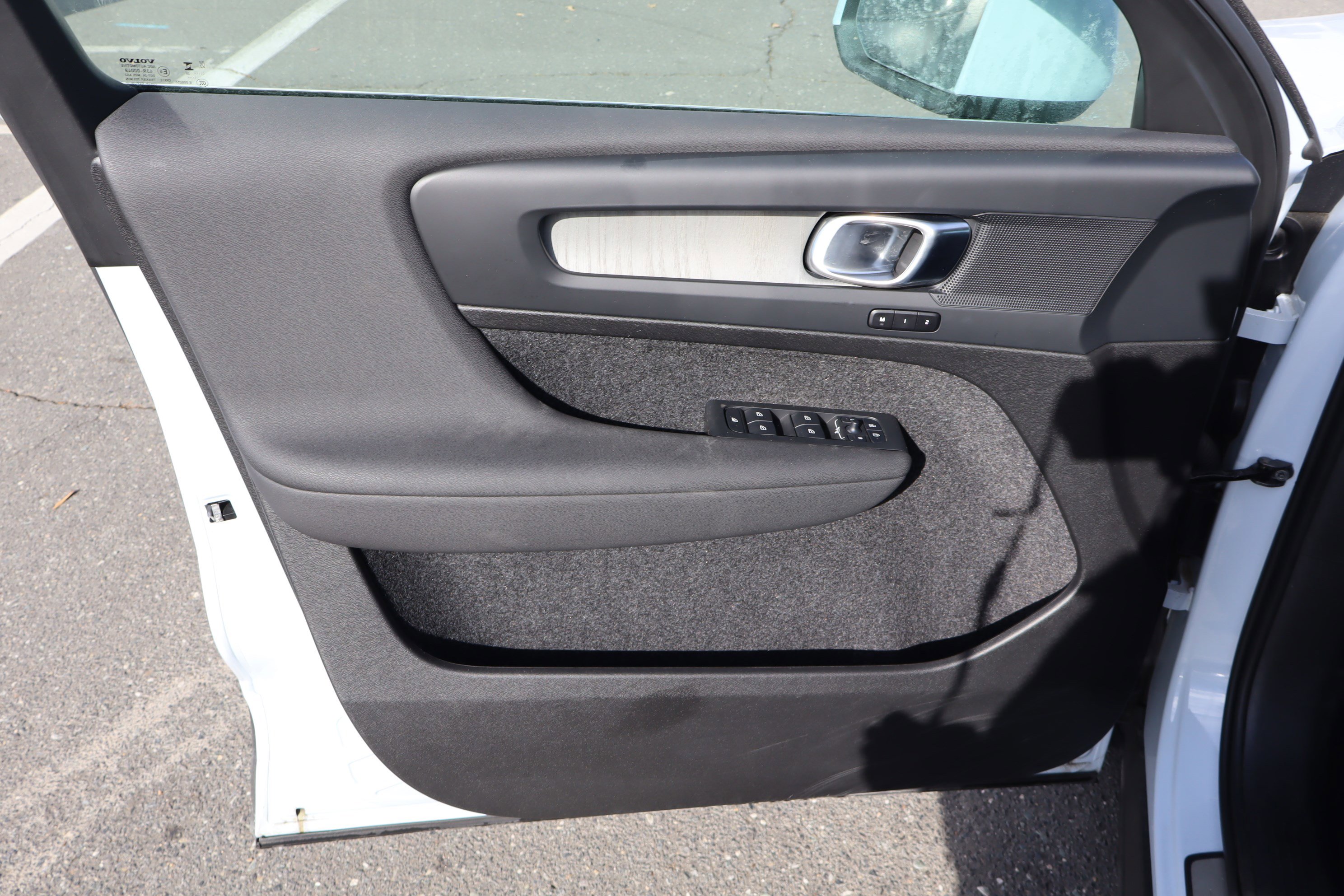 Used 2025 Volvo XC40 B5 Core image 15