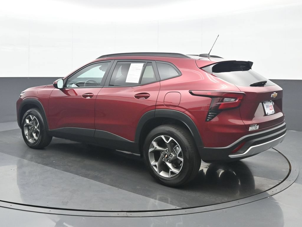 Used 2025 Chevrolet Trax LT w/ LT Convenience Package FWD image 4
