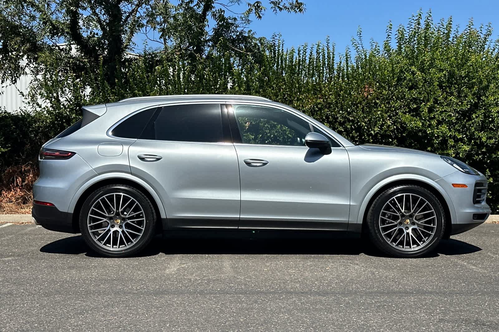 Used 2023 Porsche Cayenne Platinum Edition AWD/4WD image 2
